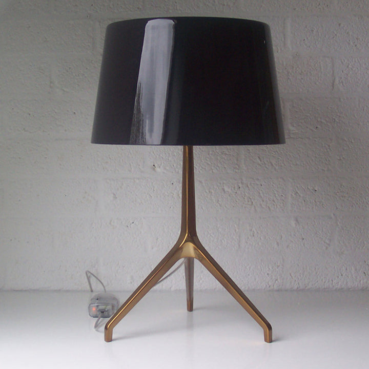 Moderne Tischlampe mit schlanker Metallbasis