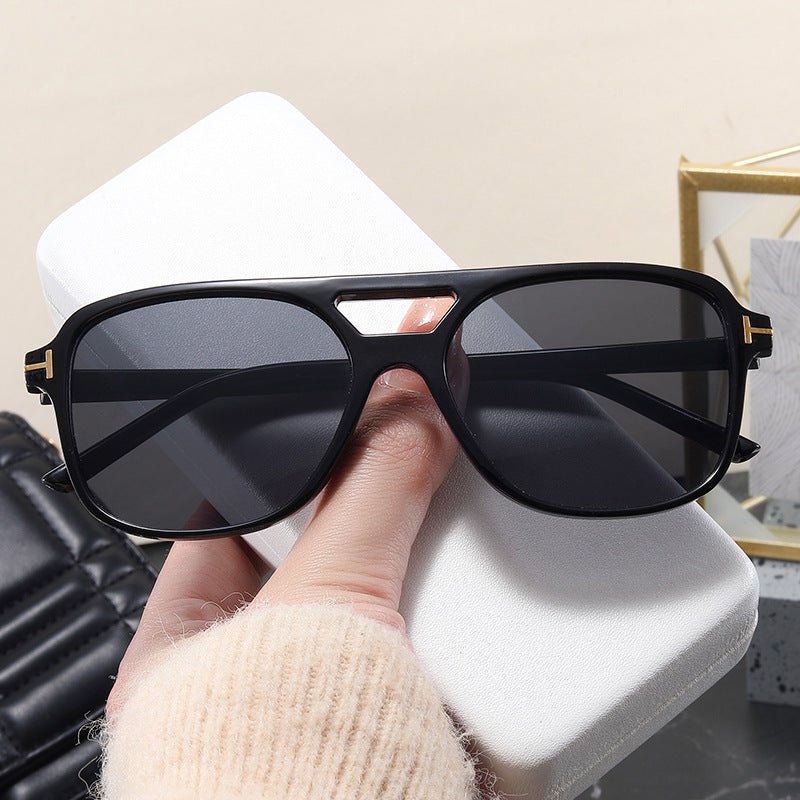Damen modische Brille mit feinem Rahmen und strengen Konturen Karnz