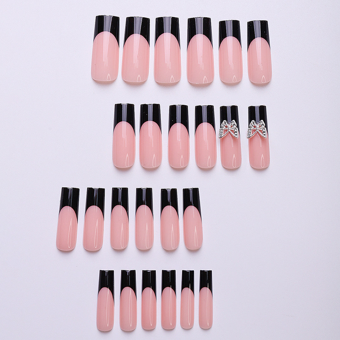 Kunstnagelset mit eleganten Schmetterlingsakzenten Karnz