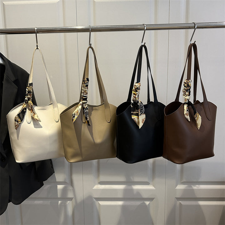 Elegante Tote Bag mit Schal-Akzenten