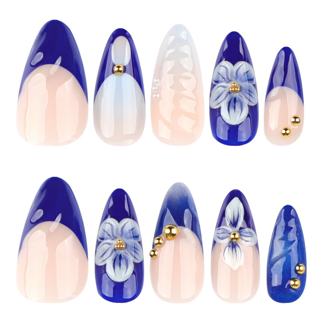 Kunstvolle Nailart mit floralen Akzenten und Glitzerverzierungen Karnz