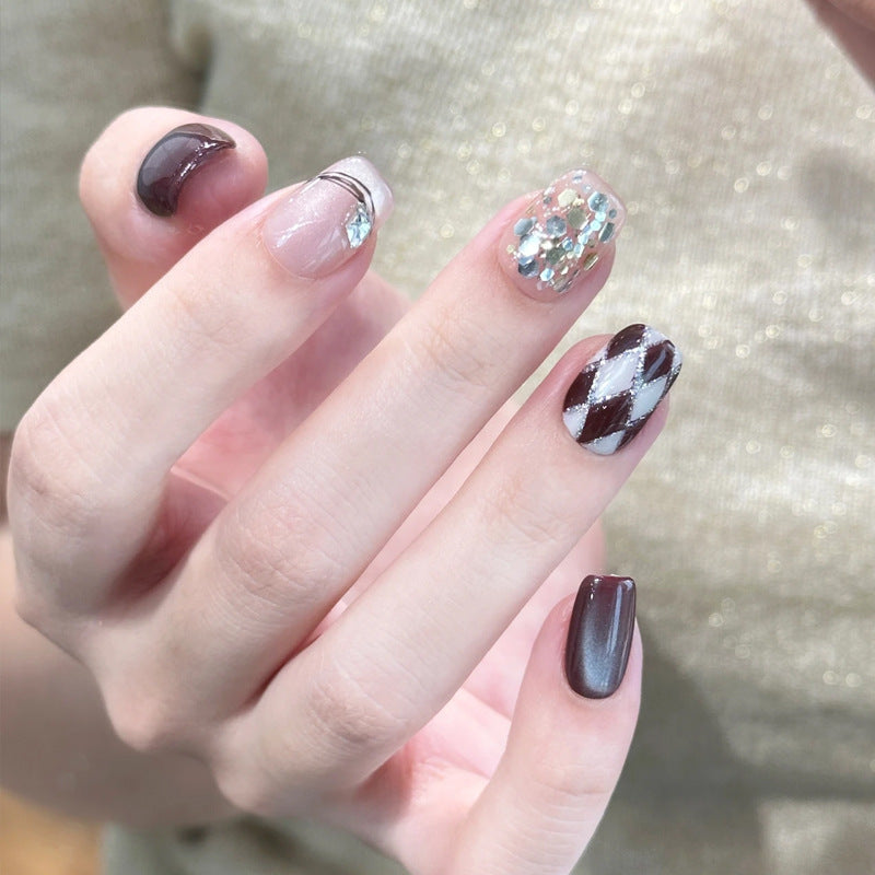 Künstliche Nagelspitzen mit glamourösen Details Karnz