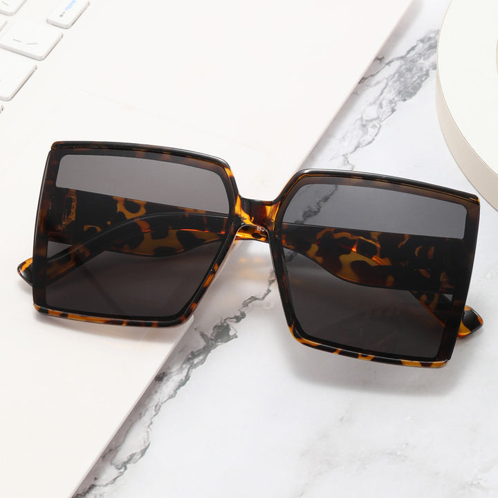 Damen Oversized-Sonnenbrille mit luxurious Detail Karnz
