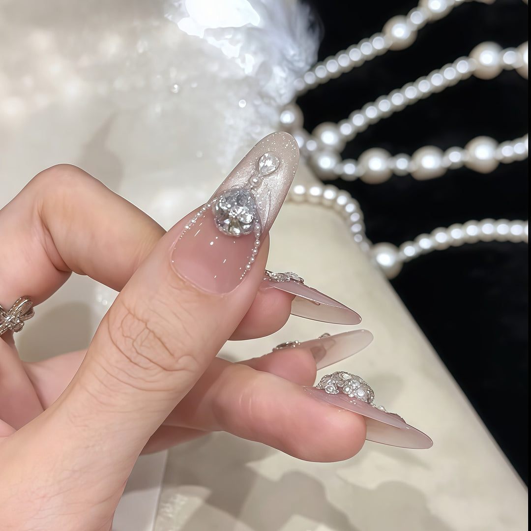 Glamouröse Kunstnagelspitzen mit Strass-Akzenten Karnz
