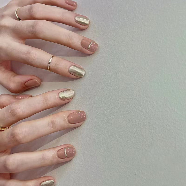 Kunstvolle Nagelsets mit floralen Akzenten Karnz