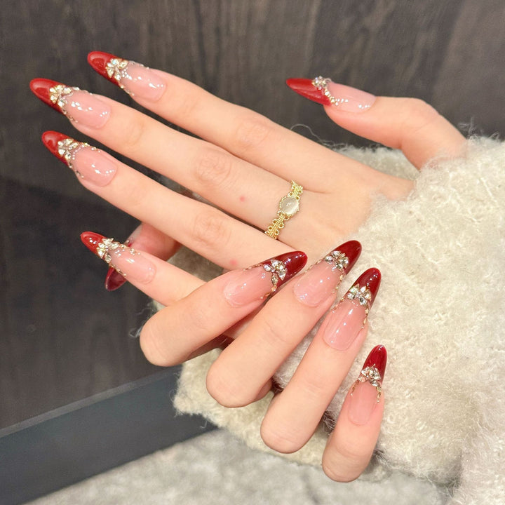 Glamouröse Stiletto Press-On Nägel mit Strassakzenten