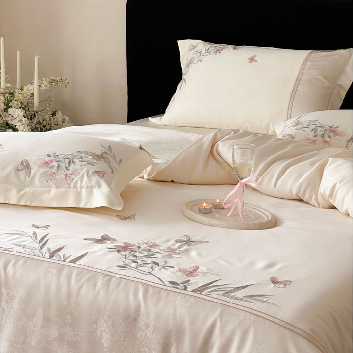Satin-Bettwäsche-Garnitur mit zarter Blumen- und Schmetterlings-Stickerei