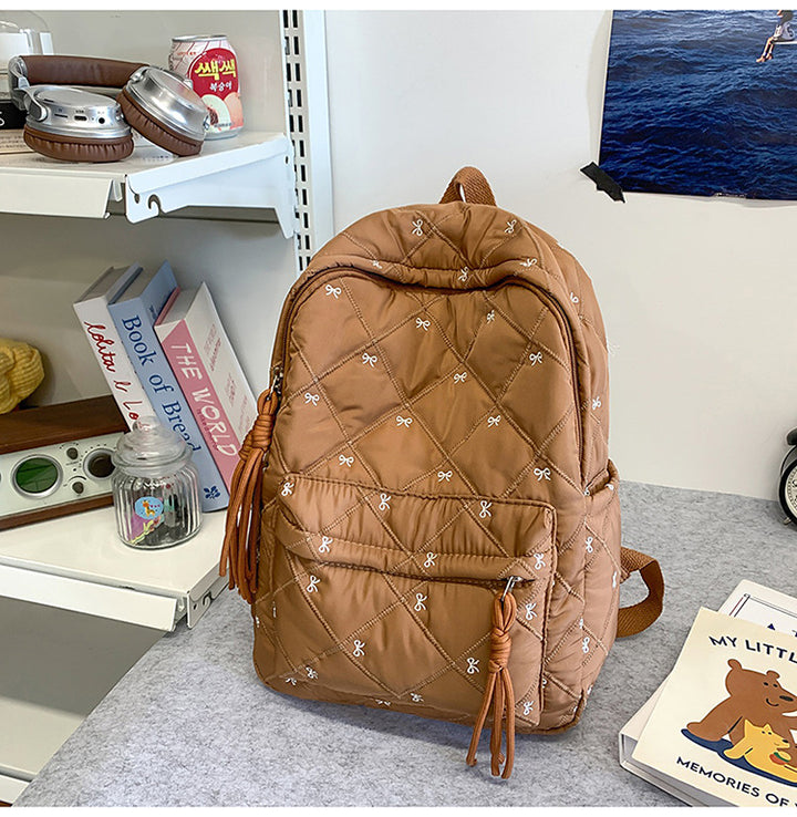 Gepolsterter Rucksack mit dekorativen Quasten