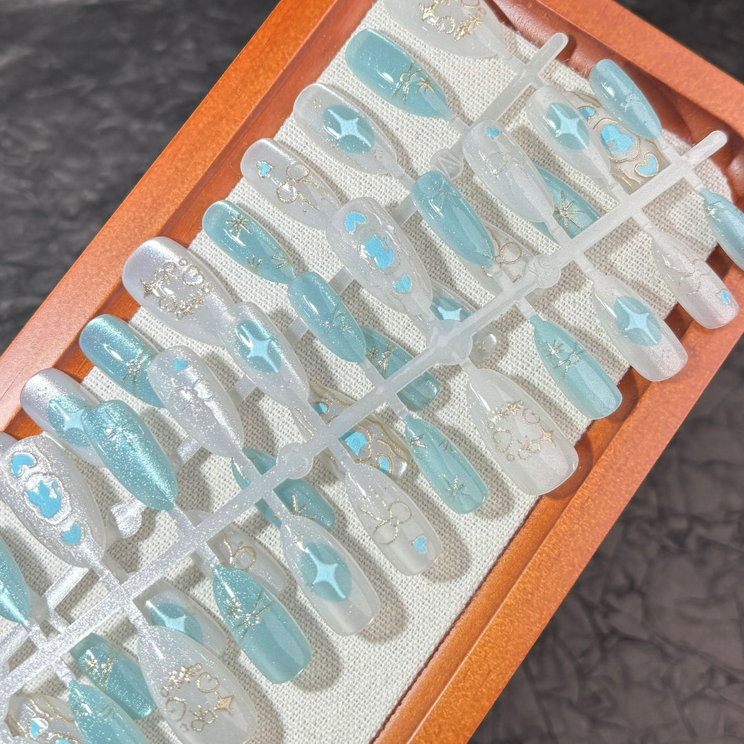 Elegantes Press-On Nagelkunst-Set mit dekorativen Akzenten