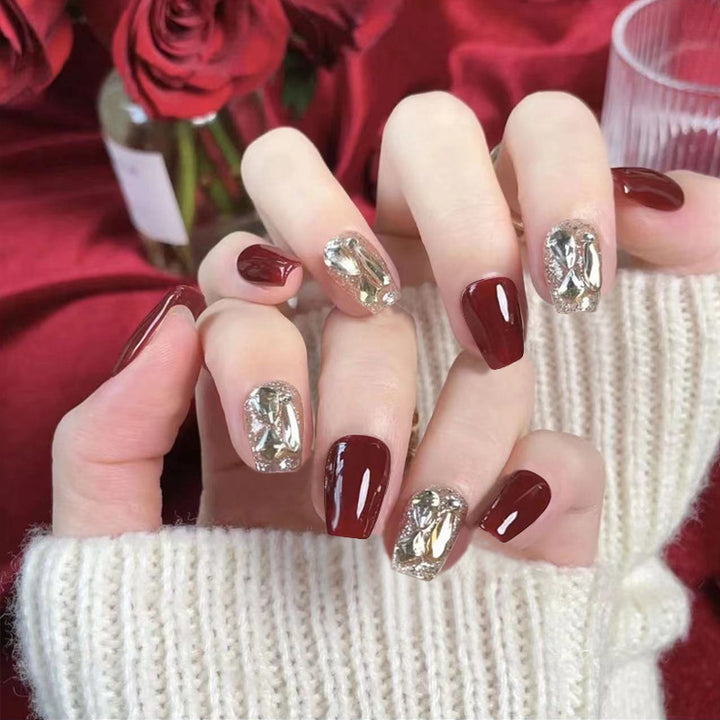 Kunstnagelset mit eleganten Glitzer- und Metallic-Akzenten Karnz