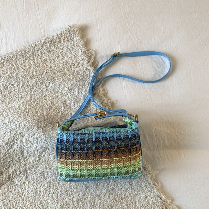 Texturierte handgewebte Mini-Crossbody-Tasche Karnz