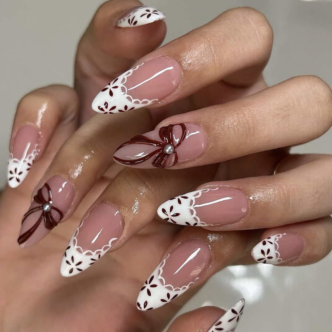 Dekoratives Press-On Nagelkunstset mit floralen und Schleifendekoren Karnz