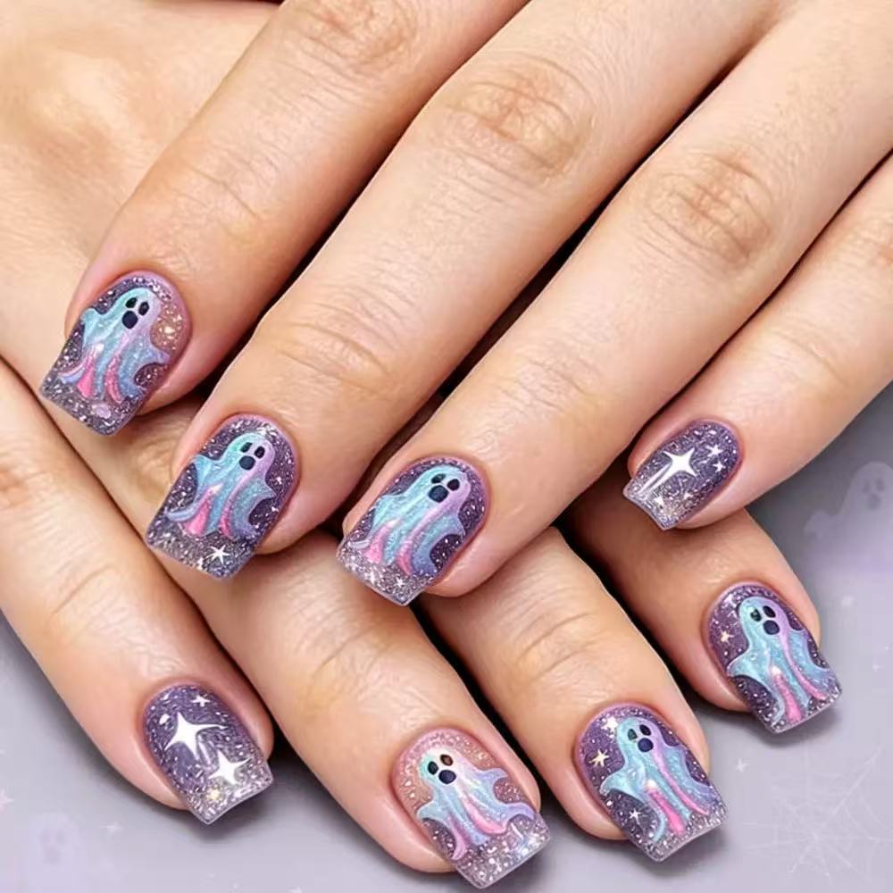 Kunstnagelset mit gruseligen Geistermotiven Karnz