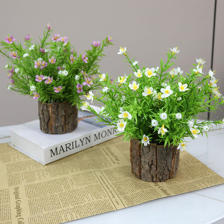 Lebensnahe florale Anordnung mit rustikalem Holztopf