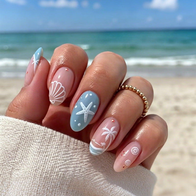 Kunstnagelset mit maritimen Details Karnz