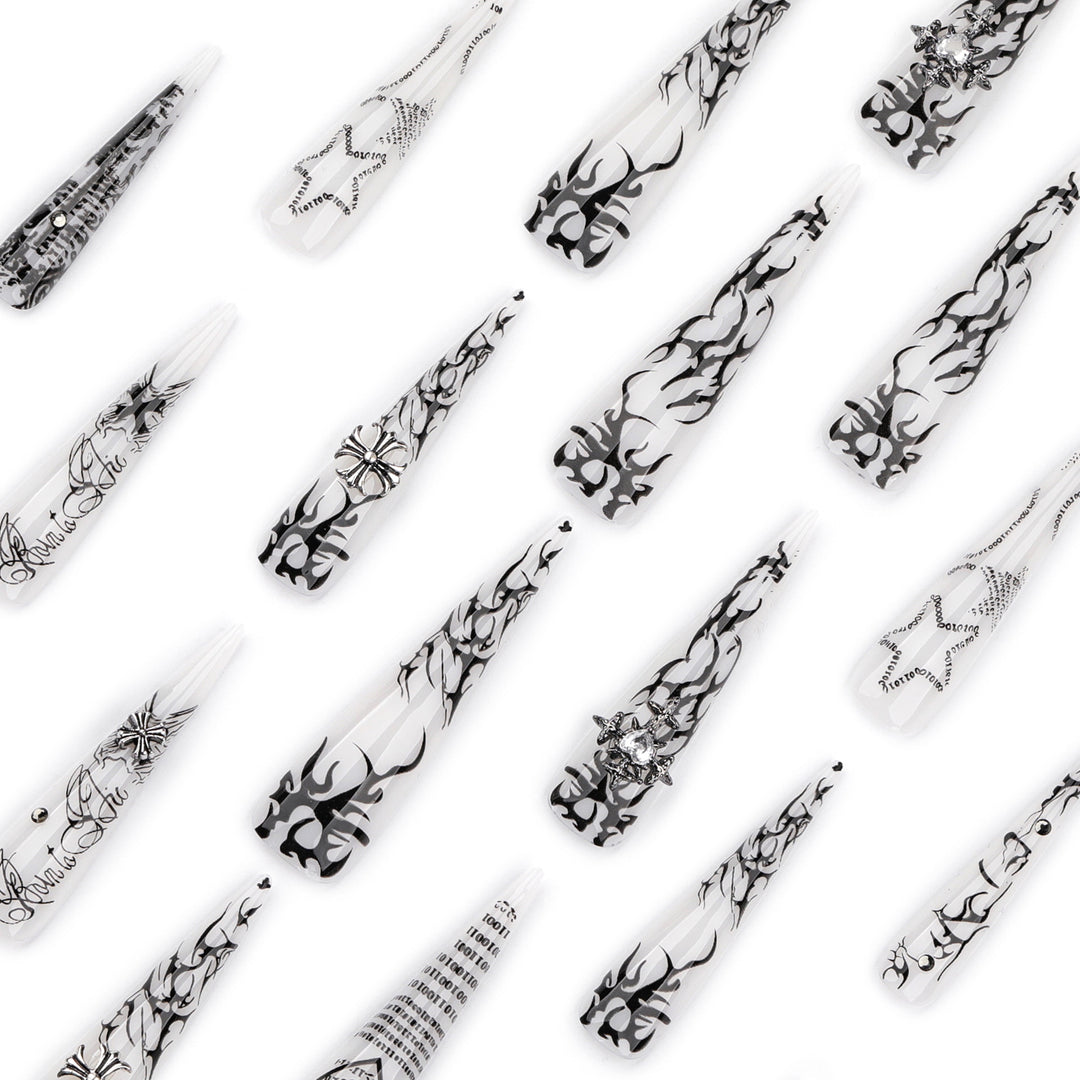 Kunstvolle Stiletto-Nägel mit Gothic-Muster und Verzierungen Karnz