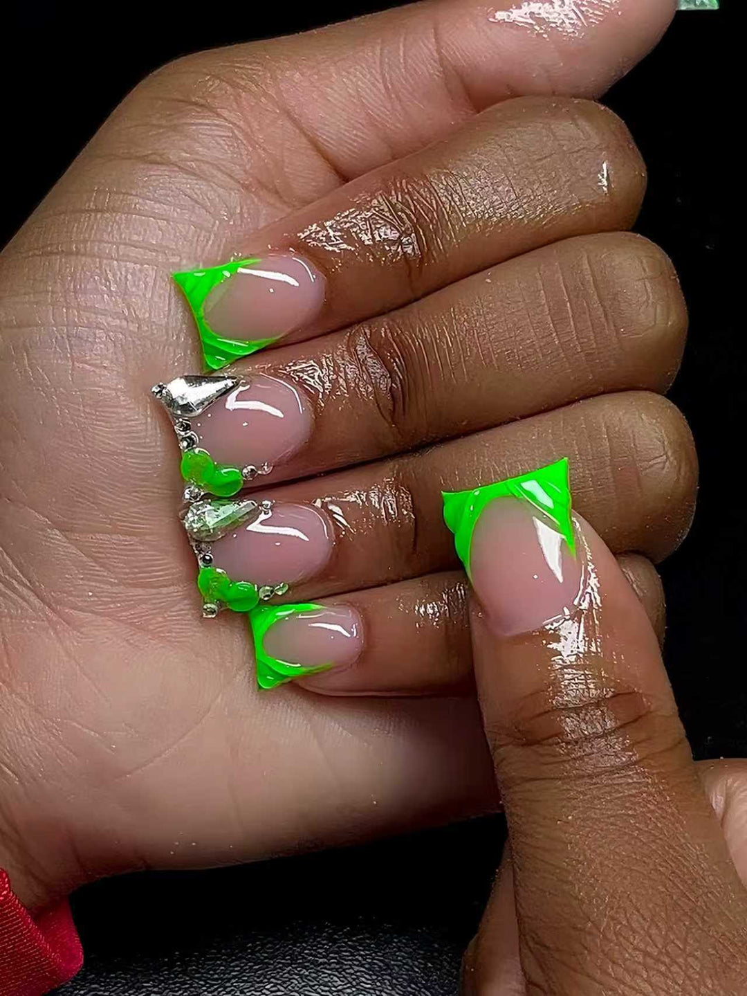 Künstlerische Nagelkunst Karnz