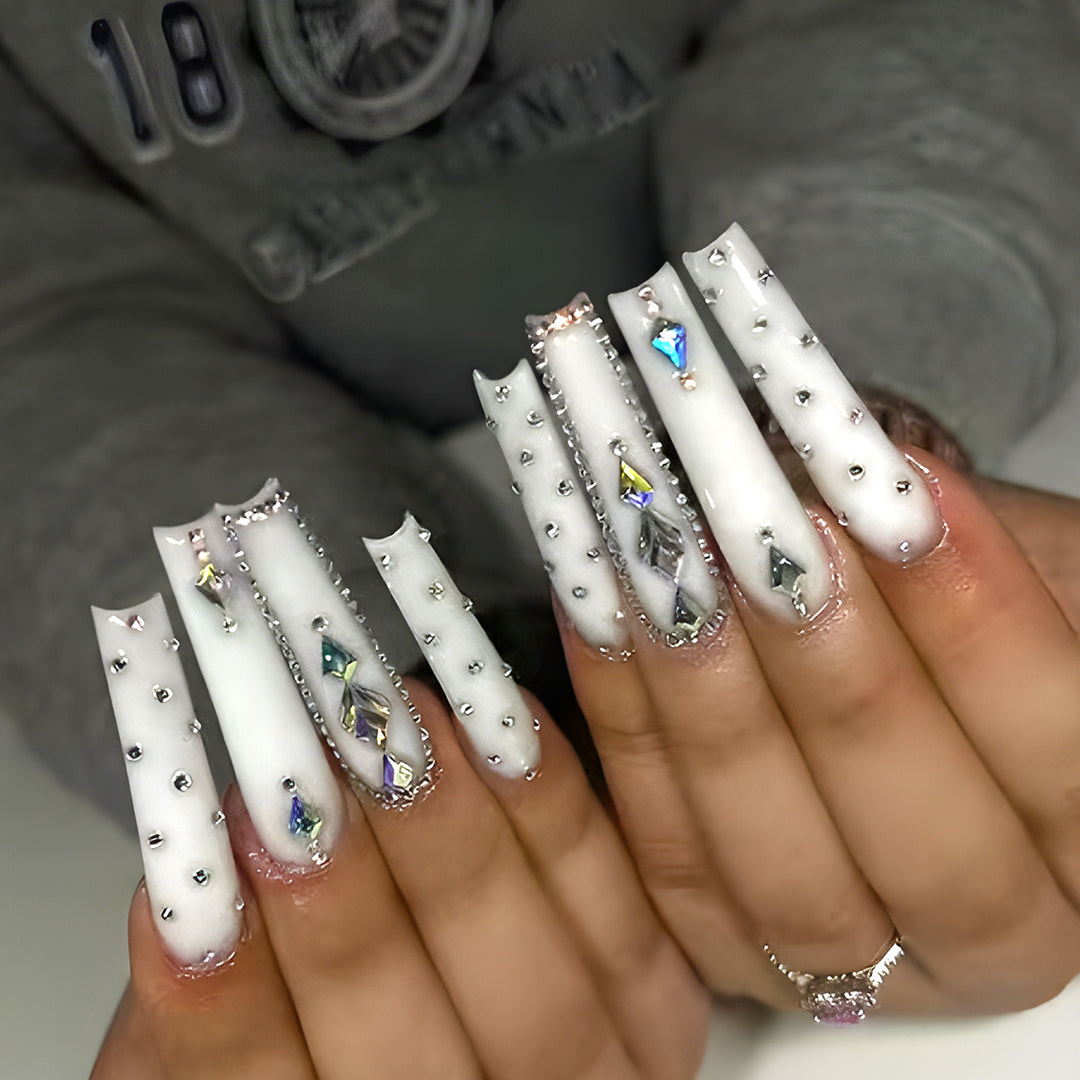 Glamouröse, mit Strass verzierte Stiletto Press-On Nägel Karnz