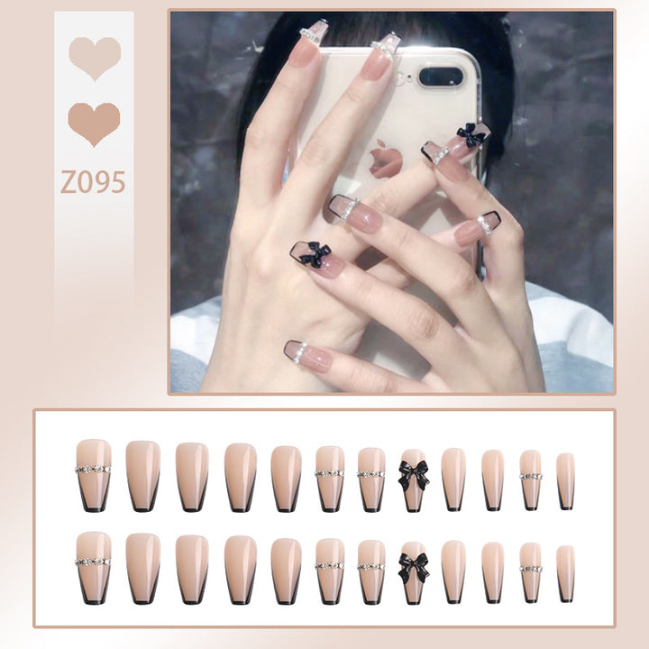 Kunstnagelset mit eleganten Glitzerverzierungen und schimmernden Akzenten Karnz