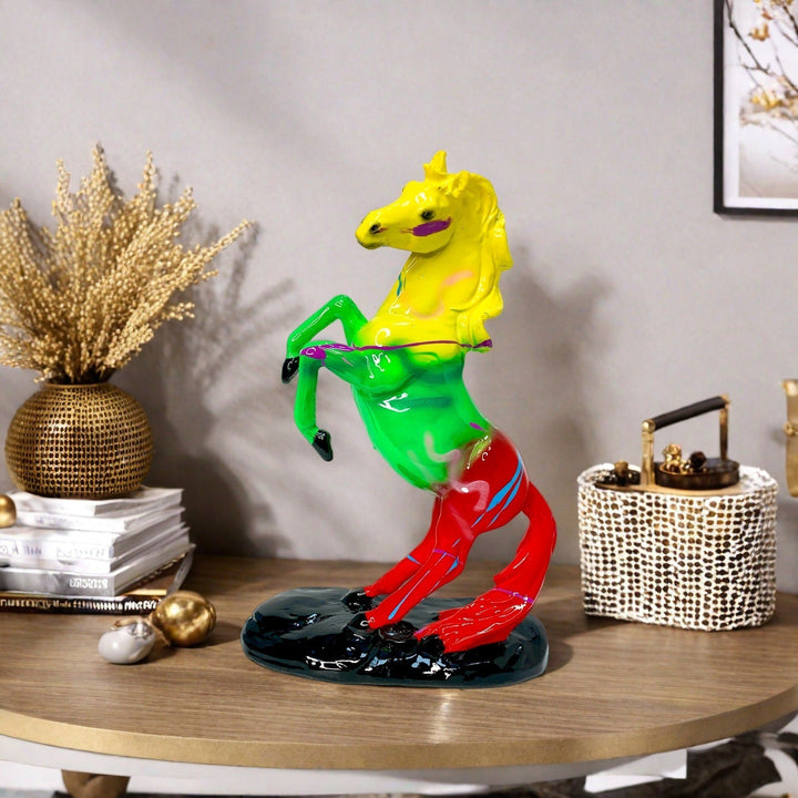 Kunstvolle Pferdefigur im modernen Design Karnz