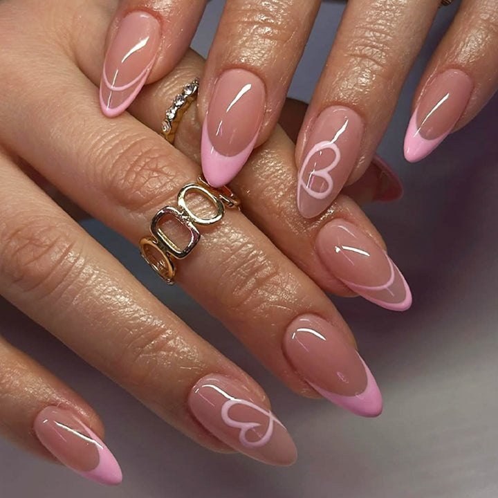 Elegante Stiletto-Nagelkunst-Tipps mit Herzdesign Karnz