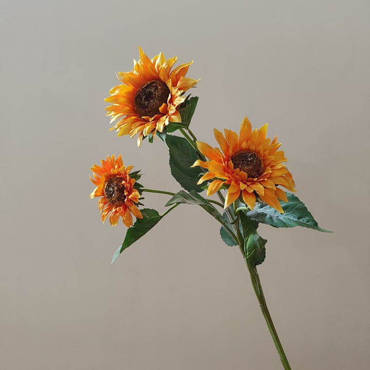 Lebensechte Sonnenblumenstängelarrangements