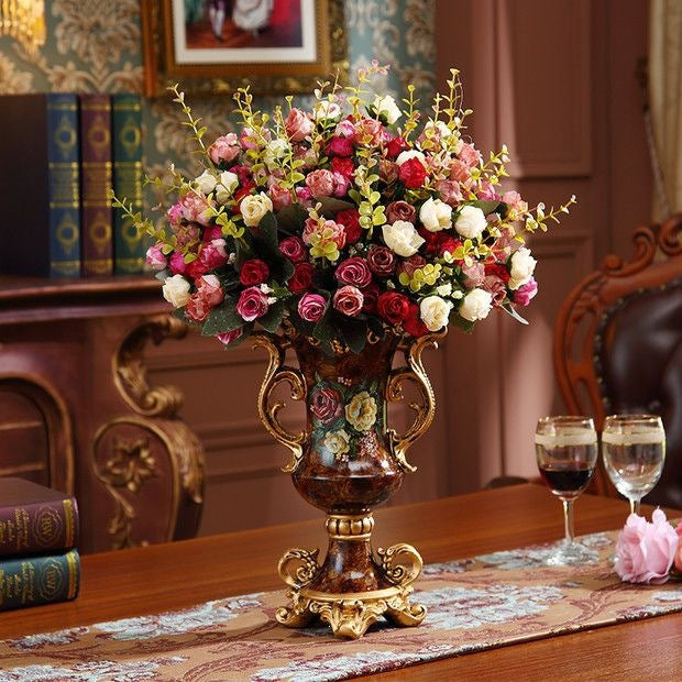 Verschnörkelte Blumenarrangement Vase
