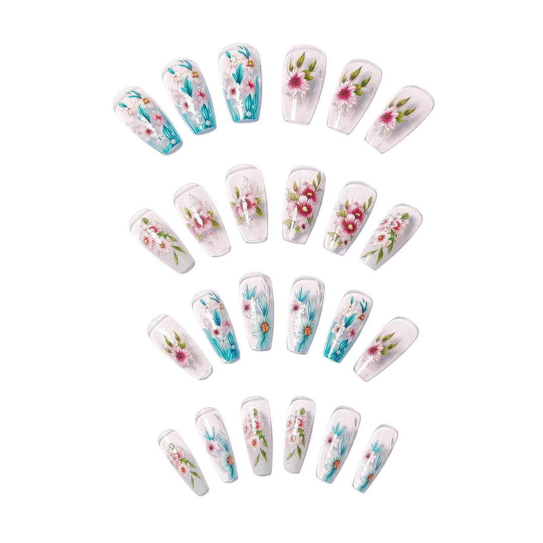 Kunstnageldesign mit Floralen Akzenten Karnz
