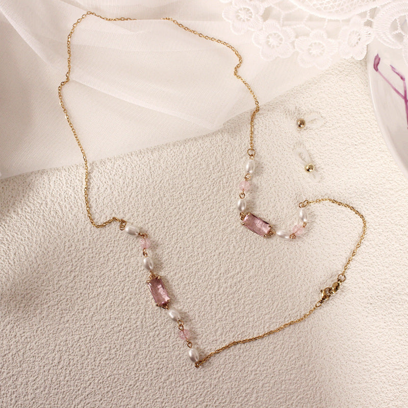 Elegante Schmuckkette mit Perlen und Pinken Akzenten Karnz