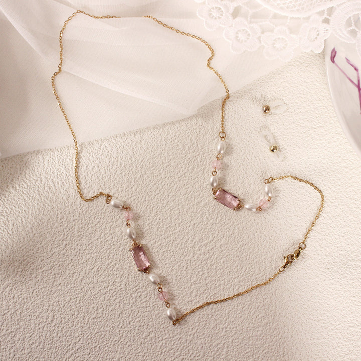Elegante Schmuckkette mit Perlen und Pinken Akzenten Karnz