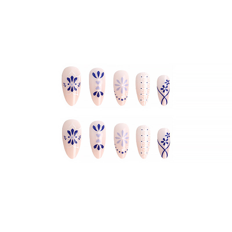Kunstvolle Nagelspitzen mit Blumenmotiv Karnz