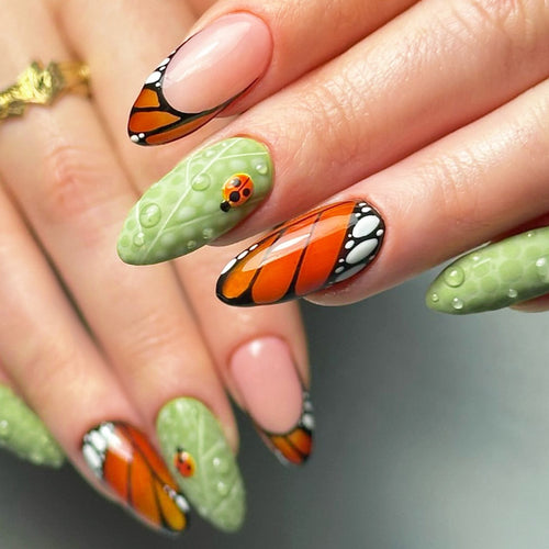 Künstlerisches Press-On-Nagel-Set mit Schmetterlings- und Blumendesigns Karnz