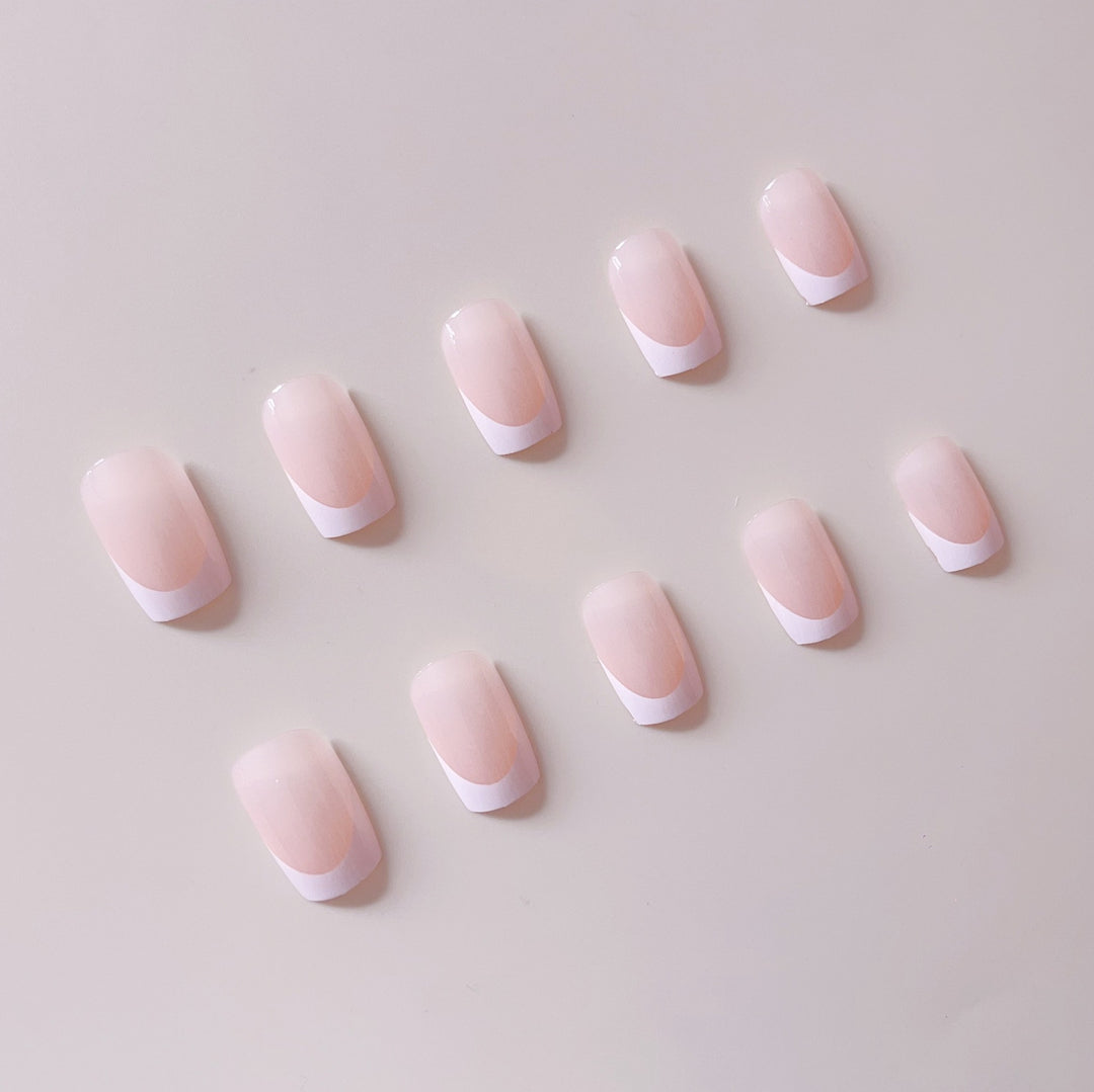 Kunstnagelset mit elegantem französischen Design und hochglänzendem Finish Karnz