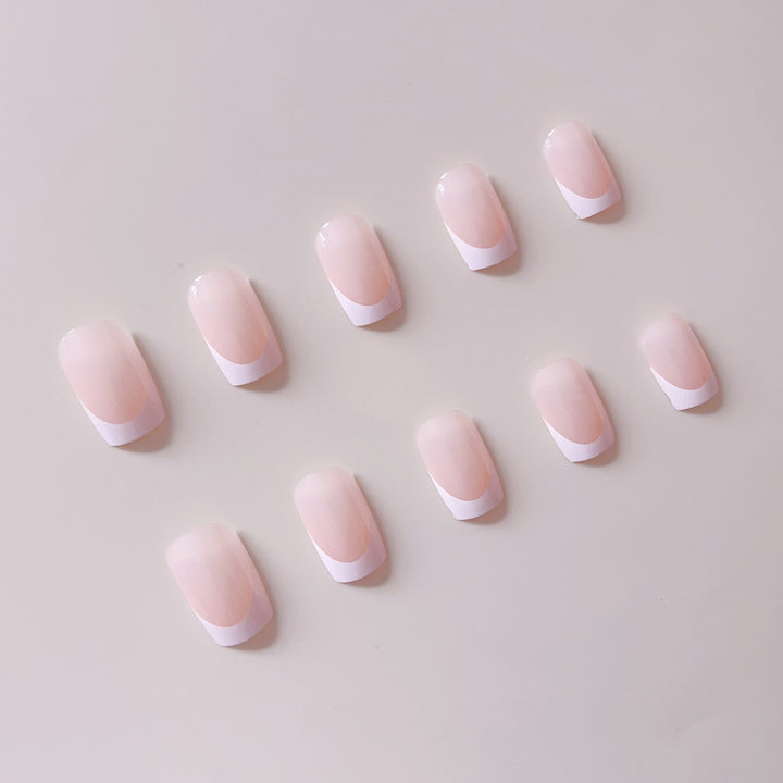 Kunstnagelset mit elegantem französischen Design und hochglänzendem Finish Karnz