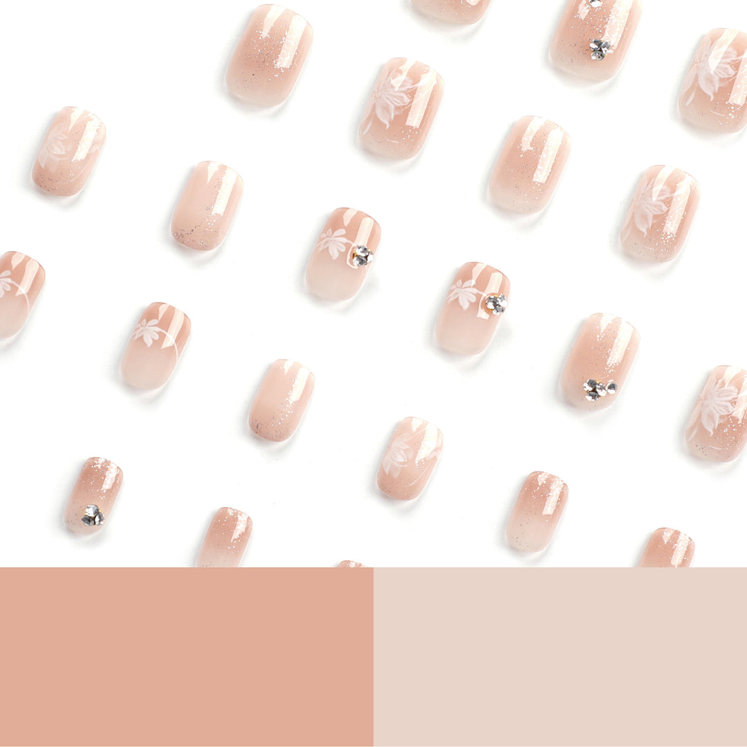 Elegante Nagelkunst mit holografischen Akzenten und floralen Verzierungen Karnz
