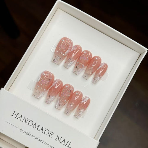 Elegante handgemachte Press-On-Nägel mit Blumendesign