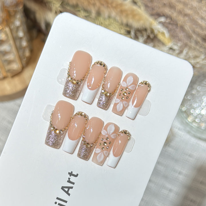 Luxuriöses Glänzendes Press-On Nagelkunstset mit Dekorativen Blumenelementen Karnz