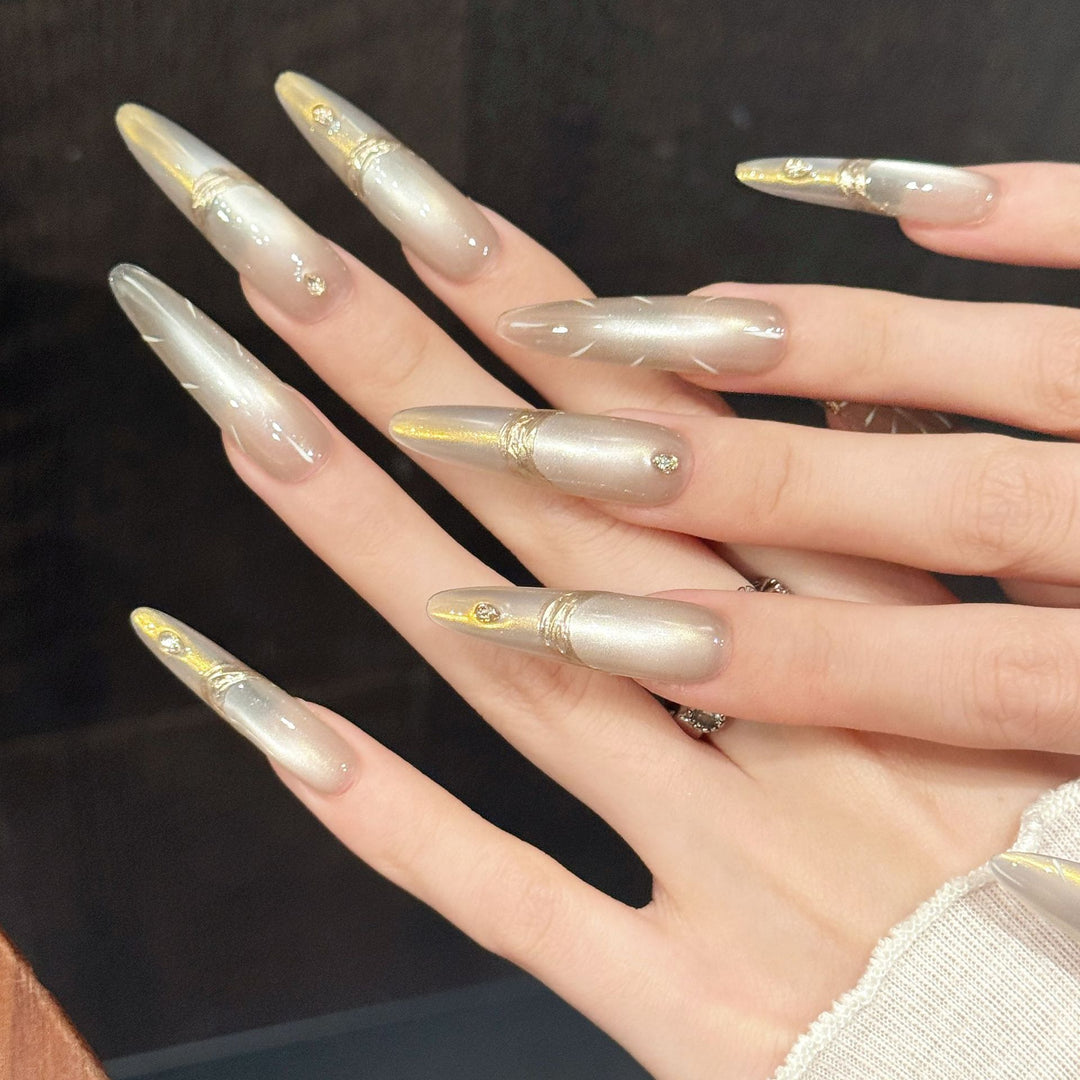 Premium Press-On-Nägelset mit eleganten Metallic-Akzenten