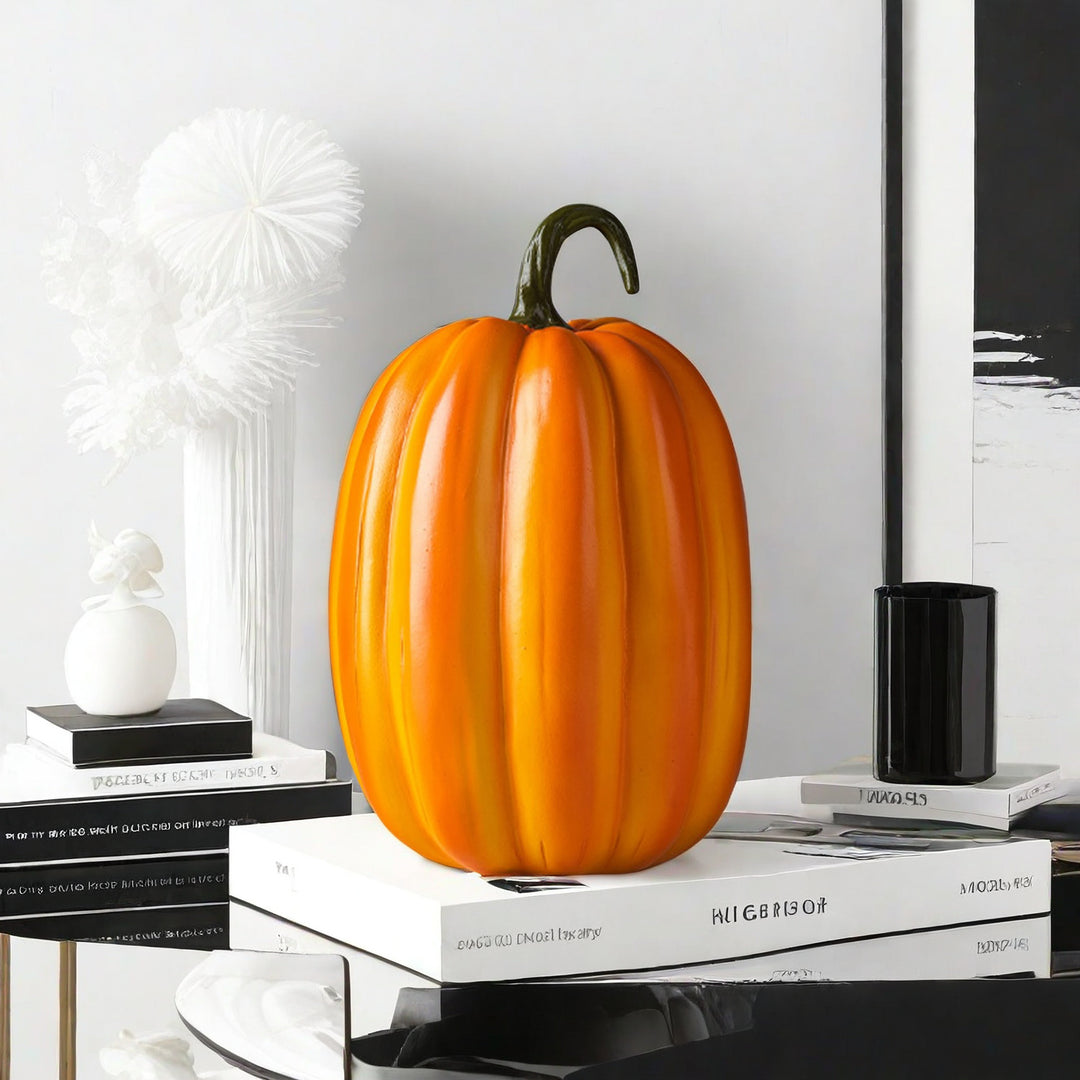Dekorative Kürbisfigur als Herbstsonde Karnz