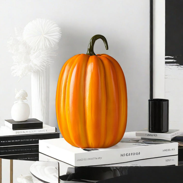Dekorative Kürbisfigur als Herbstsonde Karnz