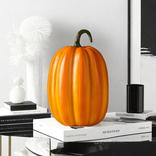 Dekorative Kürbisfigur als Herbstsonde Karnz