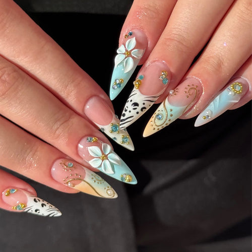 Kunstvolle Stiletto-Nägel mit floralen Akzenten und Glitzerdetails Karnz