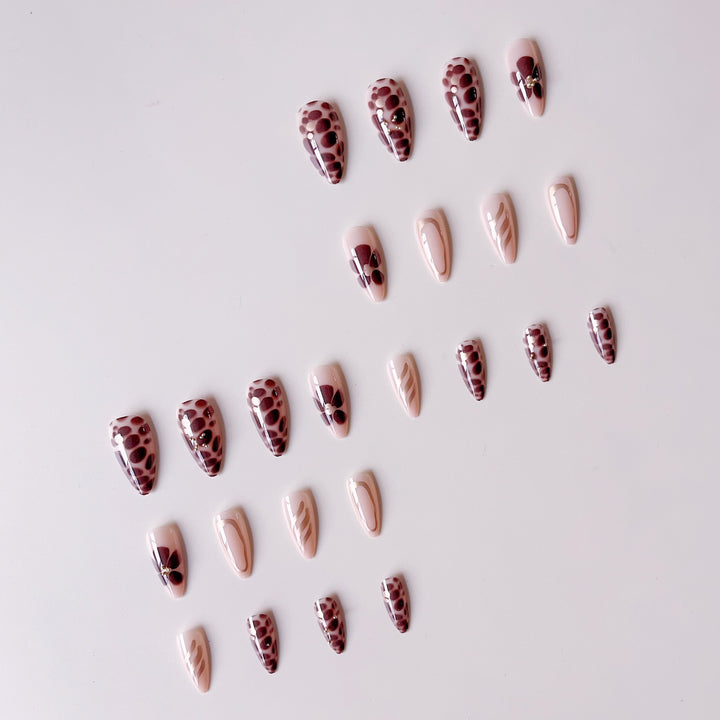 Nagelkunstset mit luxuriösen 3D-Verzierungen und goldenen Akzenten Karnz