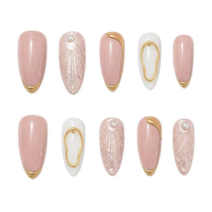 Künstlerisches Press-On-Nageldesign mit goldenen Verzierungen Karnz