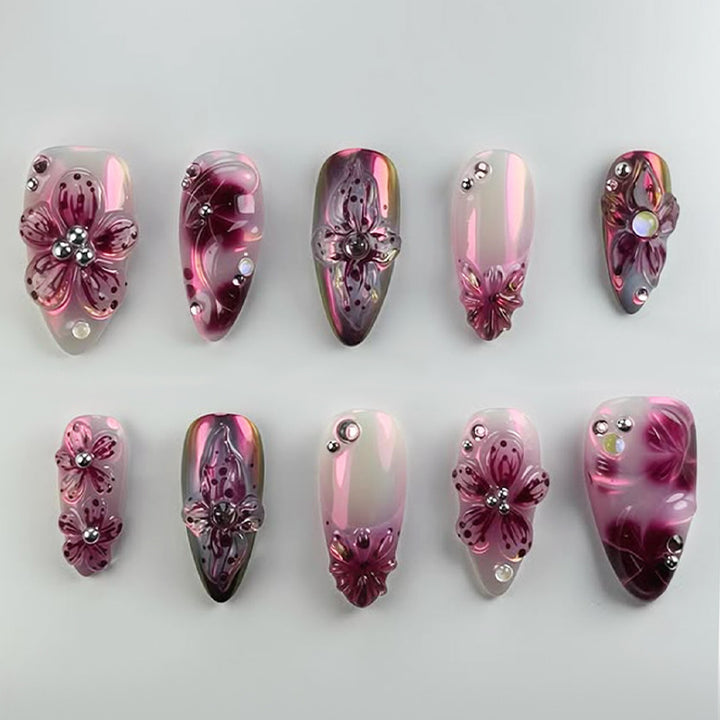 Kunstnagelset mit eleganten Blütenverzierungen Karnz