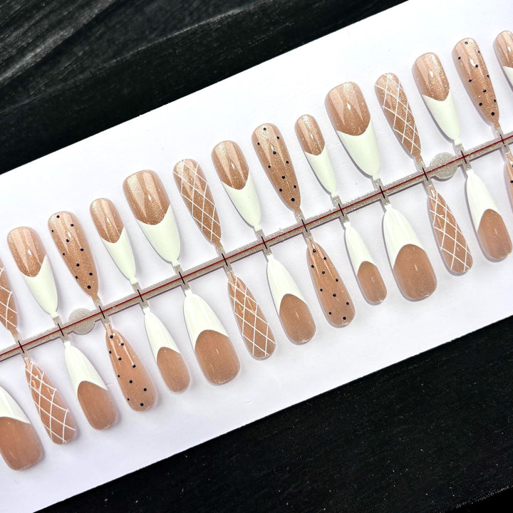 Künstlerische Press-On Nail-Kollektion 1790745679