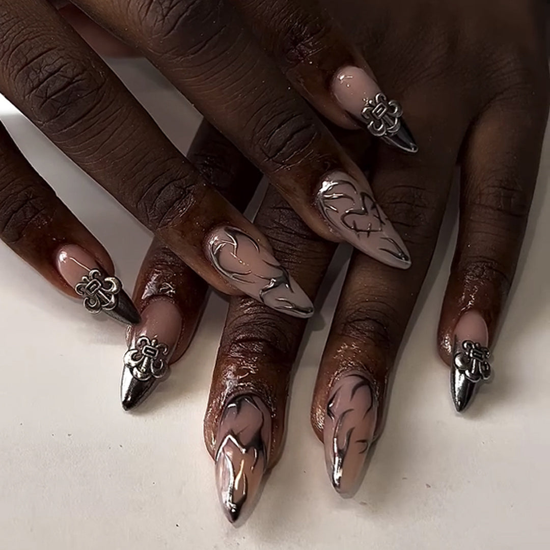 Kunstvolle Stiletto-Nägel mit eleganten Akzenten Karnz