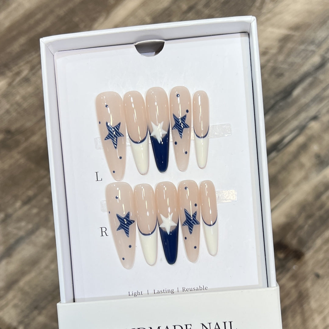 Künstlerisches Stiletto Druck-Nagelset mit himmlischem Design Karnz