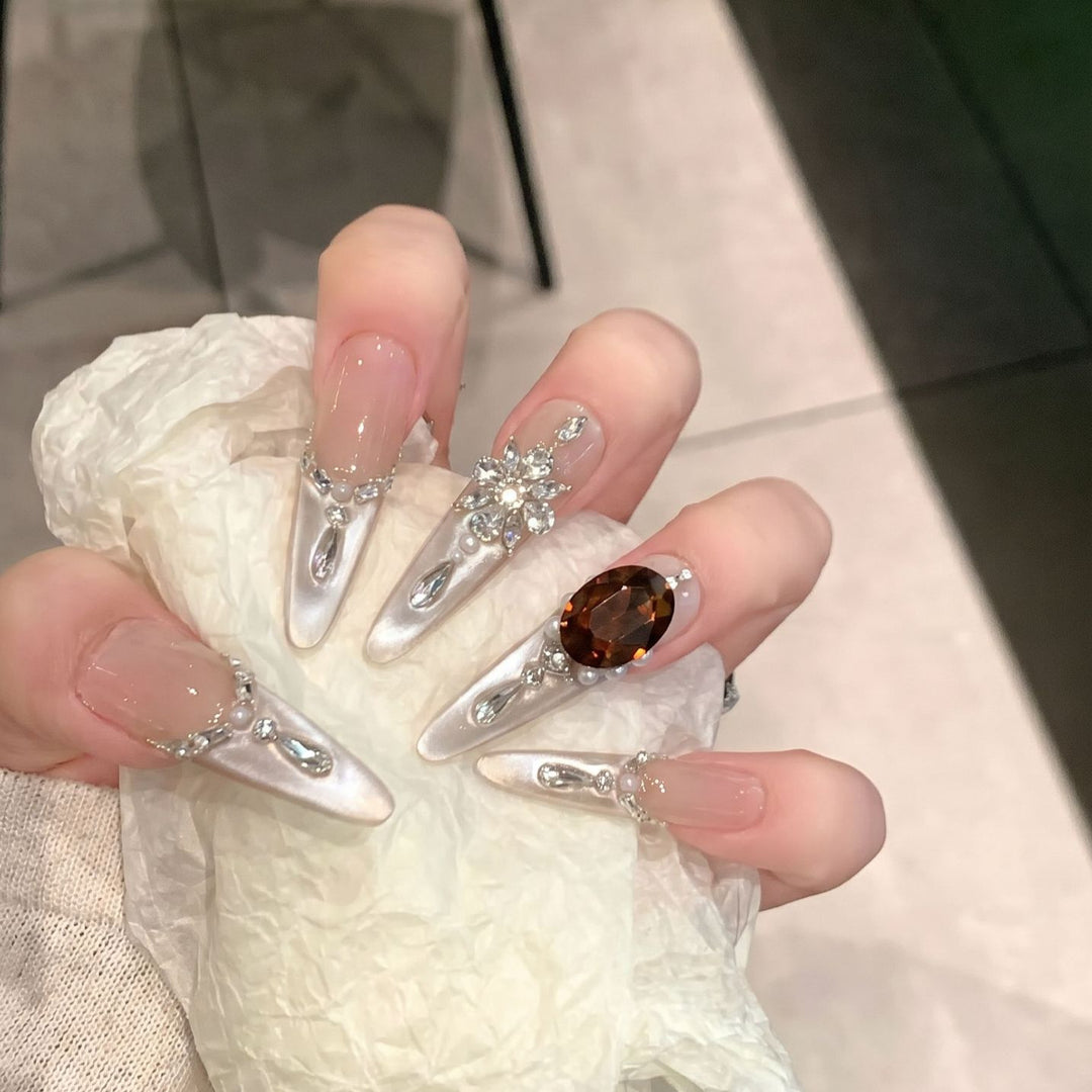 Glamouröse Stiletto Press-On Nagelkunstset mit eleganten dekorativen Elementen Karnz