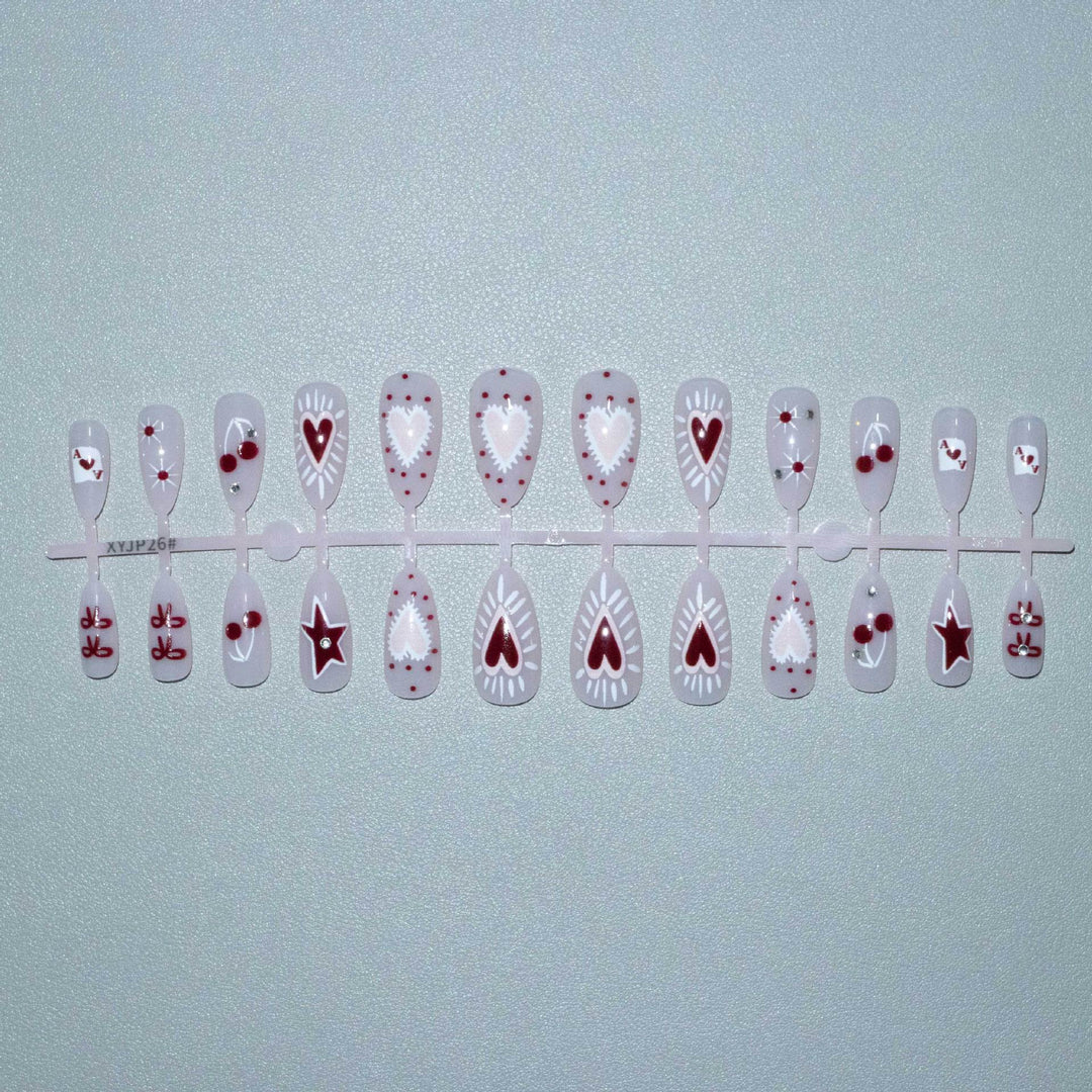 Künstlerisches Herz und Kirsche Nagelkunst